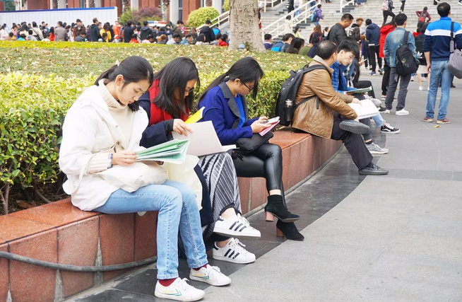 【2018管理类联考号声打响！】雄松华章助考队为考研学子霸气加油！