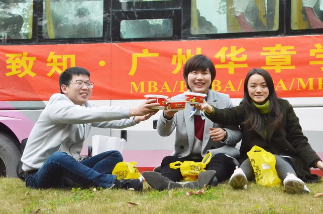 【2018管理类联考号声打响！】雄松华章助考队为考研学子霸气加油！